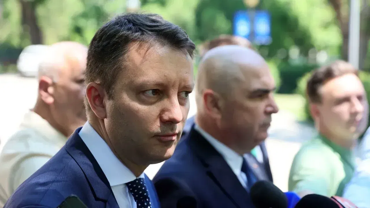 Siegfried Mureșan vorbește în fața jurnaliștilor, într-o fotografie realizată în iunie 2026