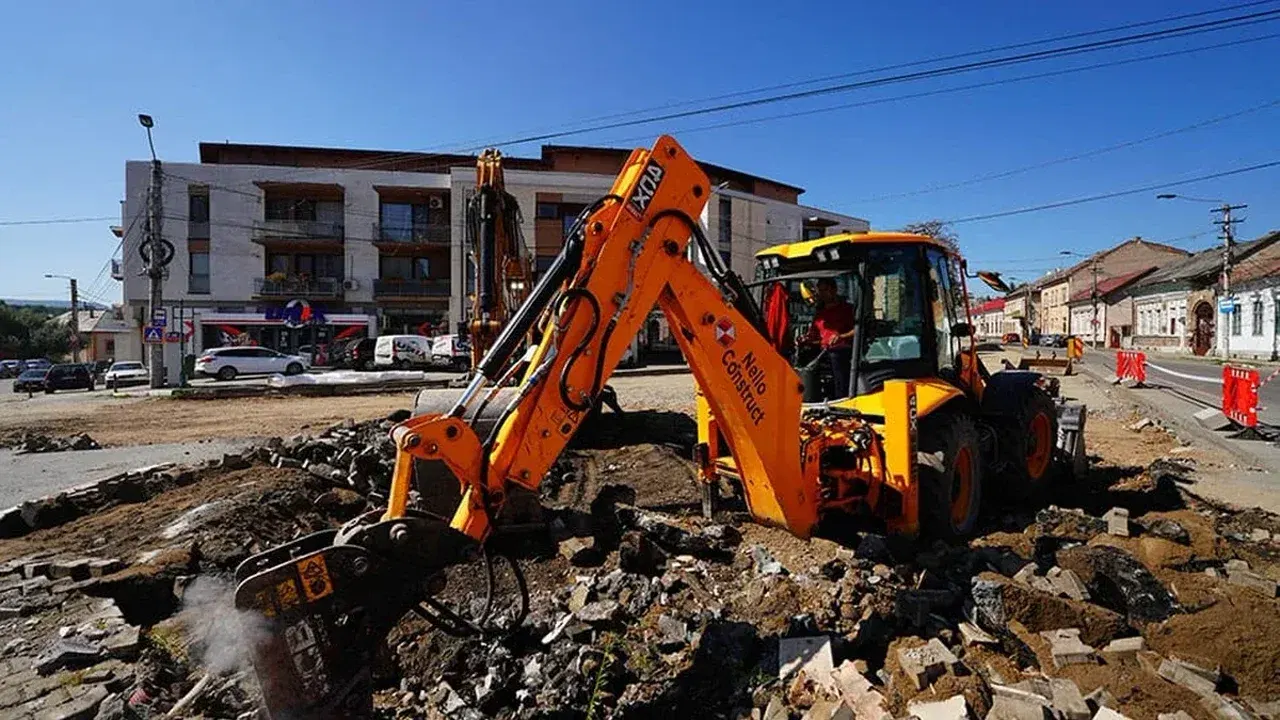 Excavator Nello Construct la lucrări de săpătură pe un șantier stradal
