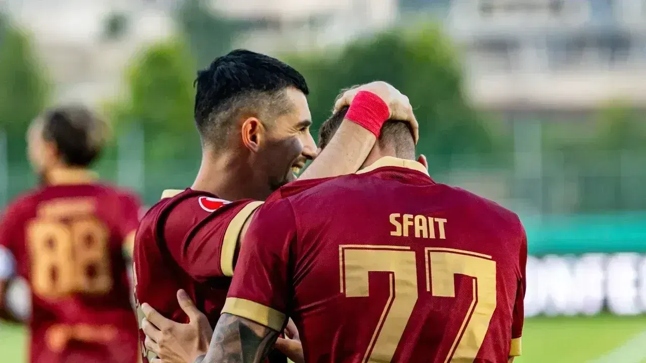 Fotbaliști ai CFR Cluj în echipamentul vișiniu, pe teren