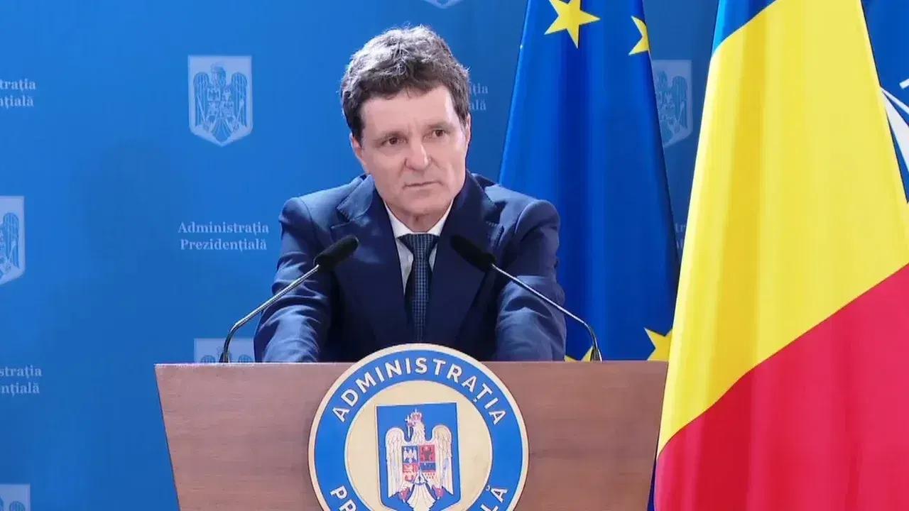 Nicușor Dan vorbește la pupitrul Administrației Prezidențiale, între steagurile României și Uniunii Europene