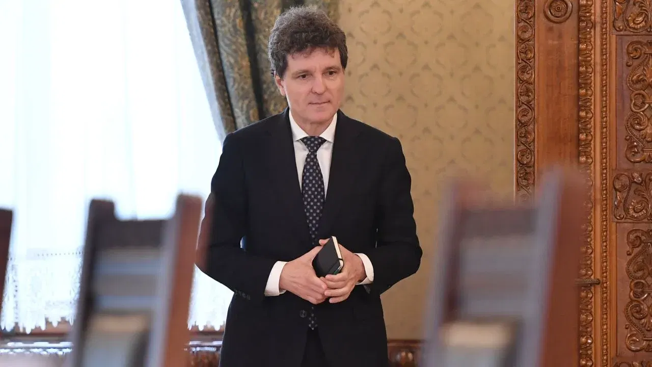 Președintele Nicușor Dan într-o sală de la Palatul Cotroceni