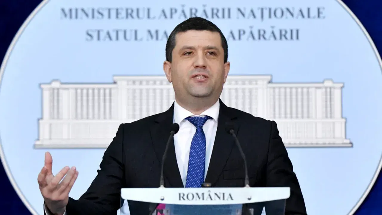 Radu Miruță vorbește la un pupitru, în fața siglei Ministerului Apărării Naționale.
