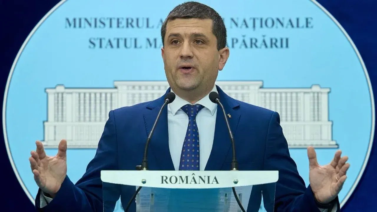 Radu Miruță vorbește la un pupitru, într-o fotografie de presă.