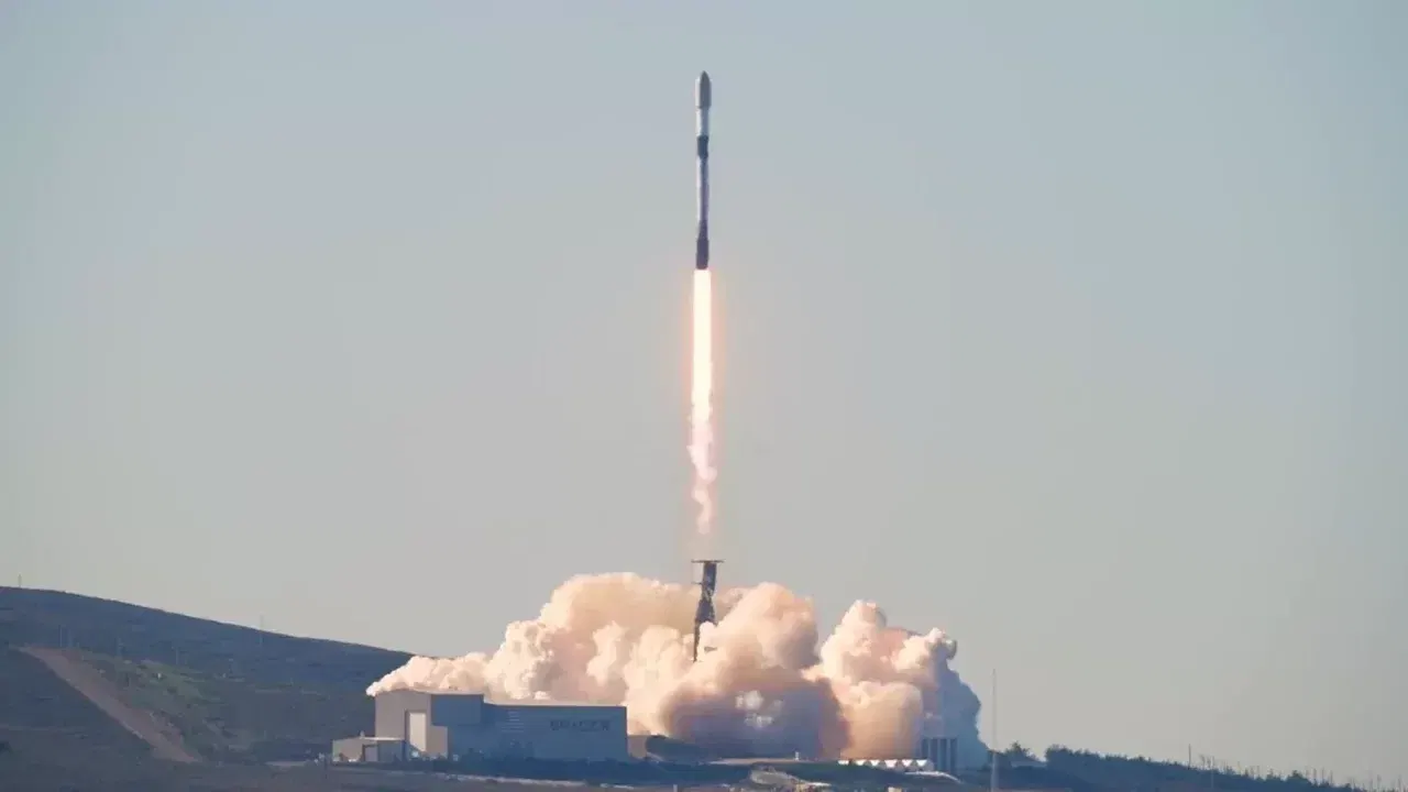 O rachetă Falcon 9 lansează sateliți Starlink de la baza Vandenberg, California