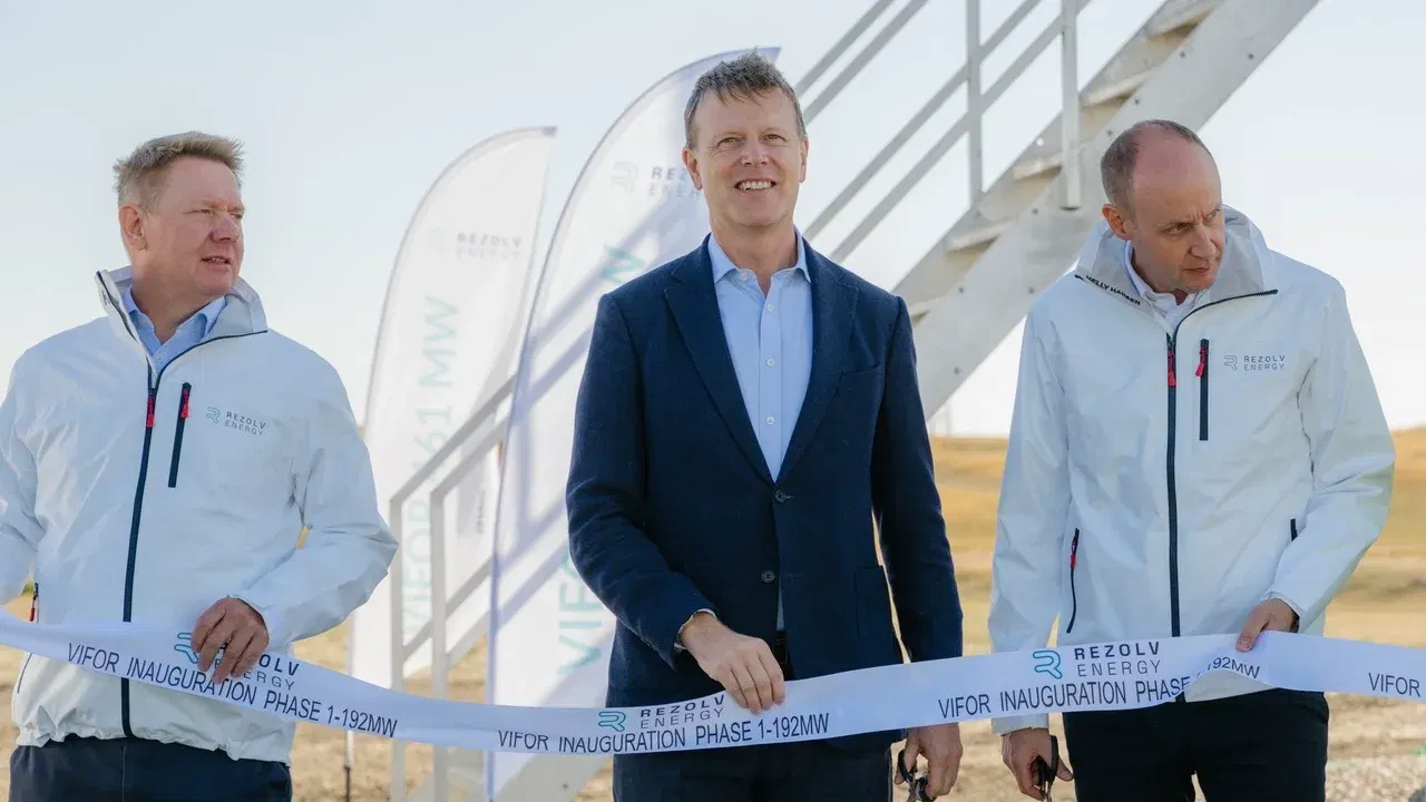 Trei reprezentanți ai Rezolv Energy taie panglica la inaugurarea primei etape a parcului eolian VIFOR