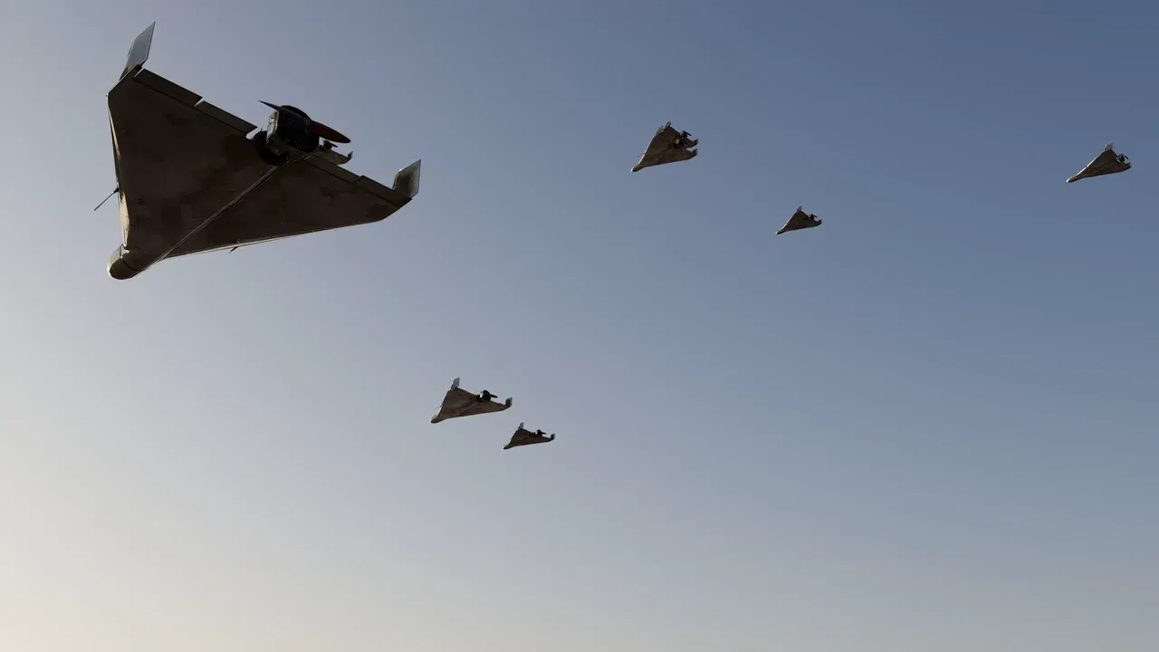 Mai multe drone în zbor, imagine ilustrativă pentru o alertă aeriană