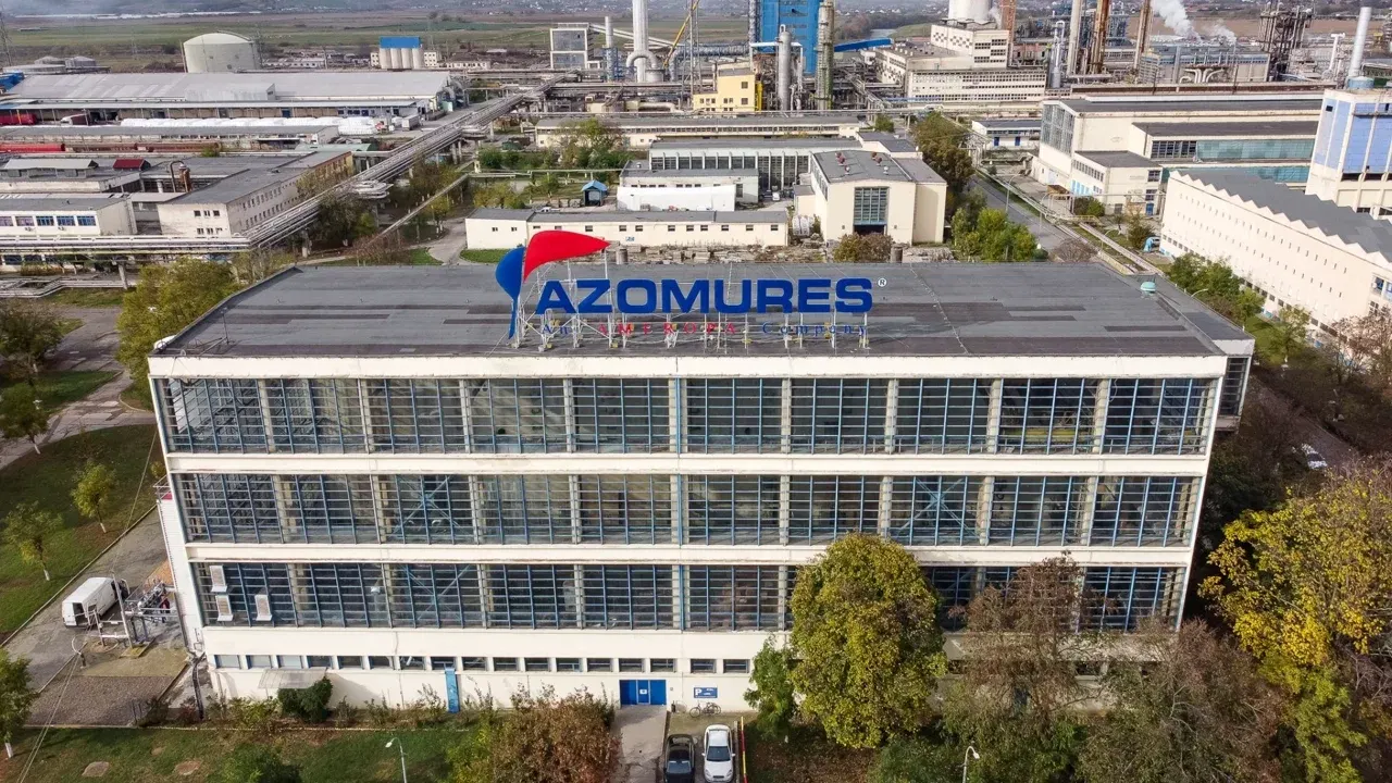 Clădire și instalații industriale ale combinatului Azomureș din Târgu Mureș