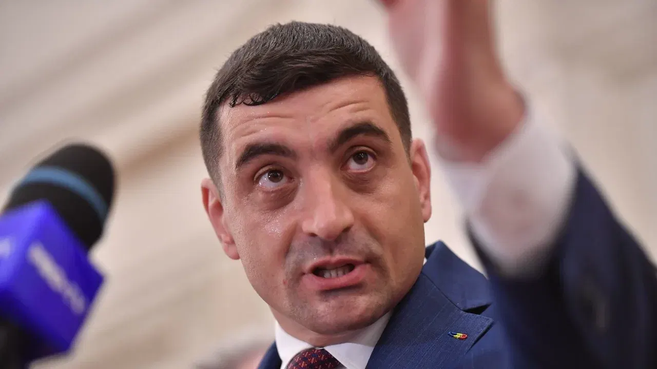 George Simion vorbește la microfon, într-un cadru public