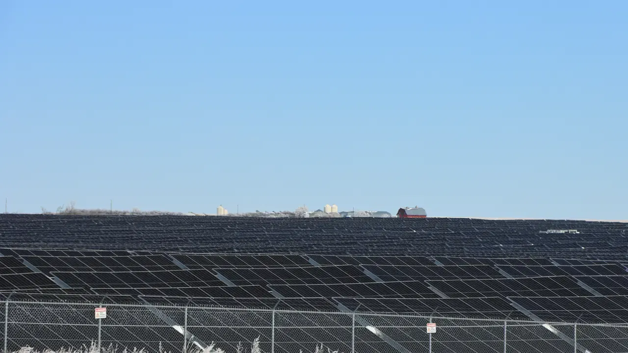 Panouri fotovoltaice instalate într-un parc solar, imagine ilustrativă