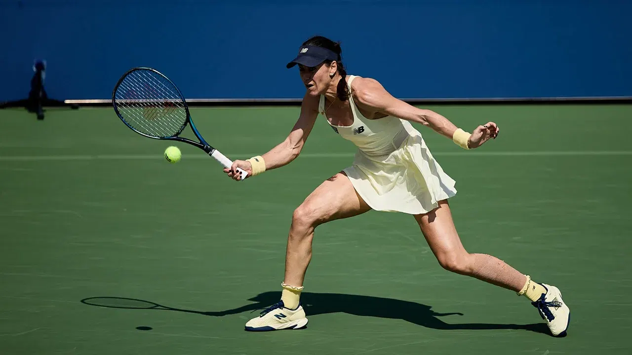 Sorana Cîrstea lovește o minge într-un meci de tenis