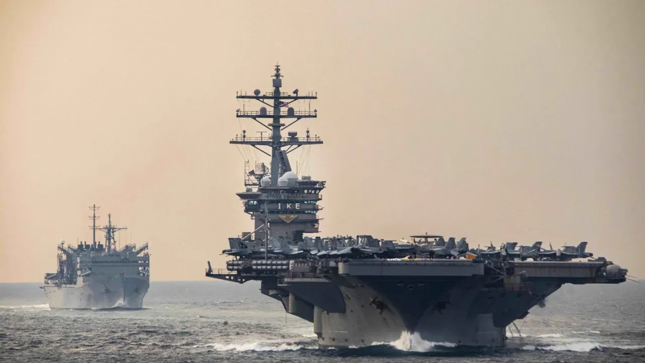 Portavion american navigând alături de o navă militară pe mare