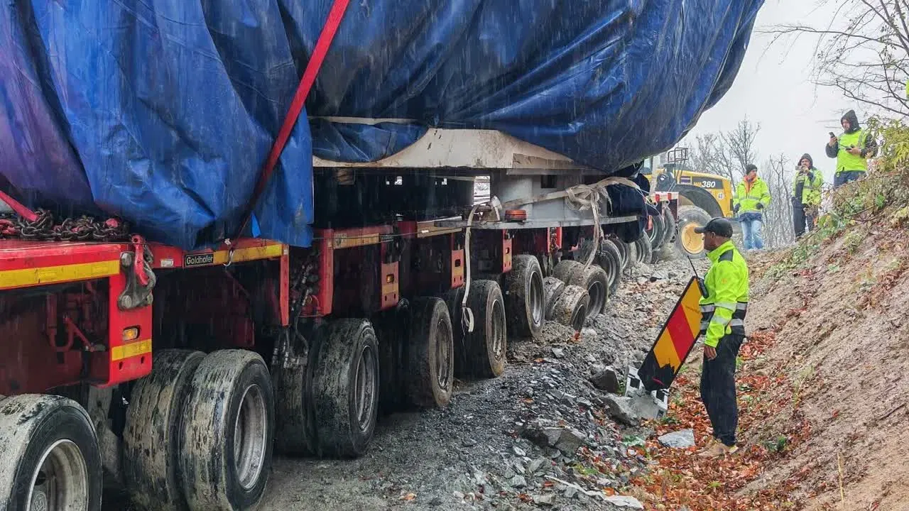 Capul de foraj al utilajului TBM este transportat spre portalul tunelului Poiana de pe A1 Sibiu–Pitești