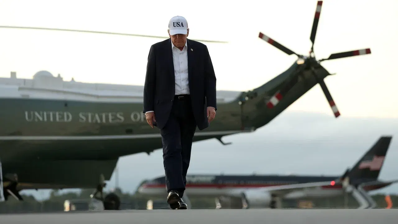 Donald Trump coboară din elicopterul prezidențial american