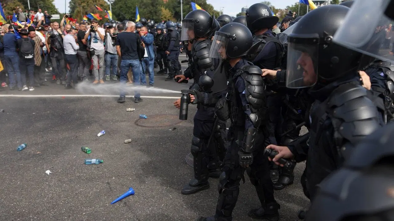 Jandarmi în echipament de intervenție, în fața protestatarilor din Piața Victoriei