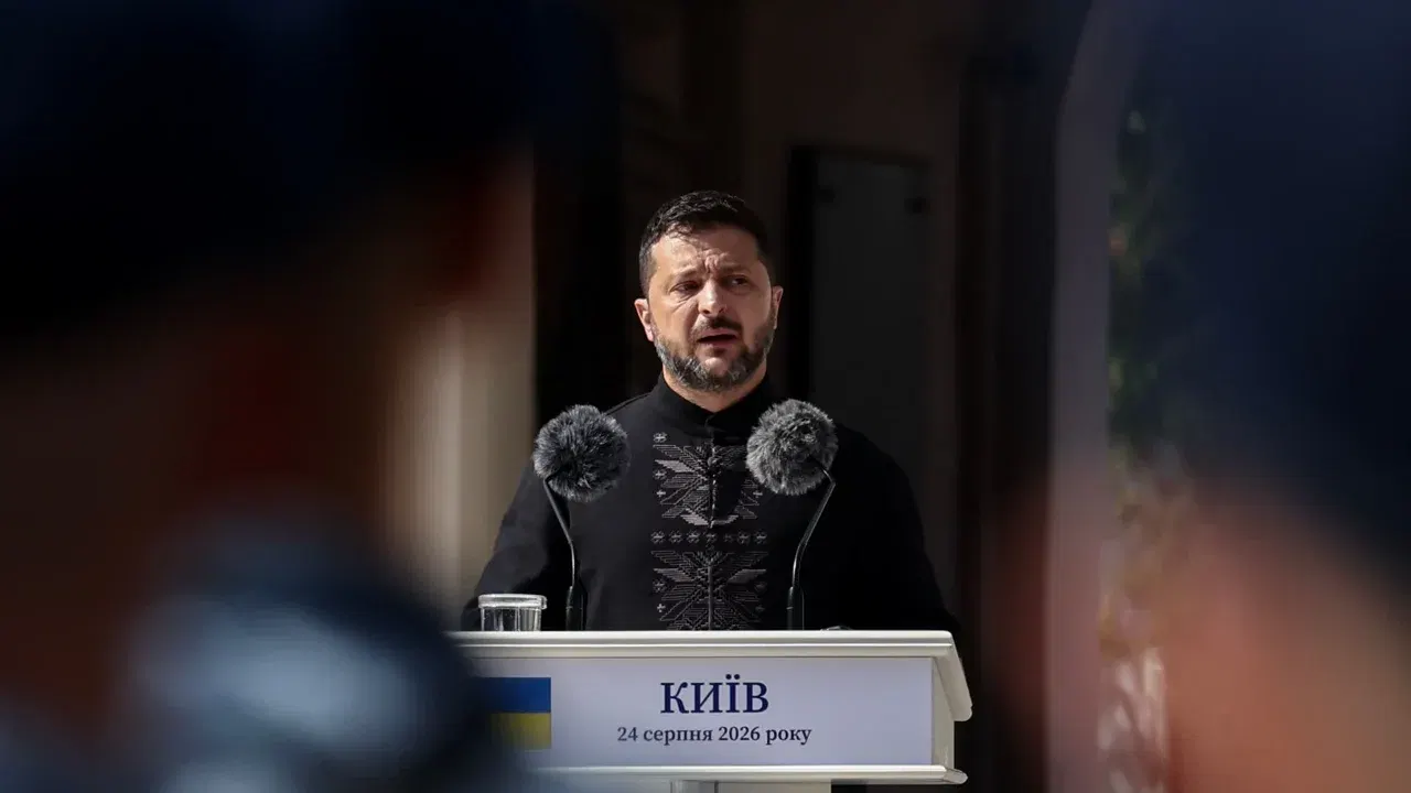 Volodimir Zelenski vorbește la un pupitru, la Kiev, în august 2026